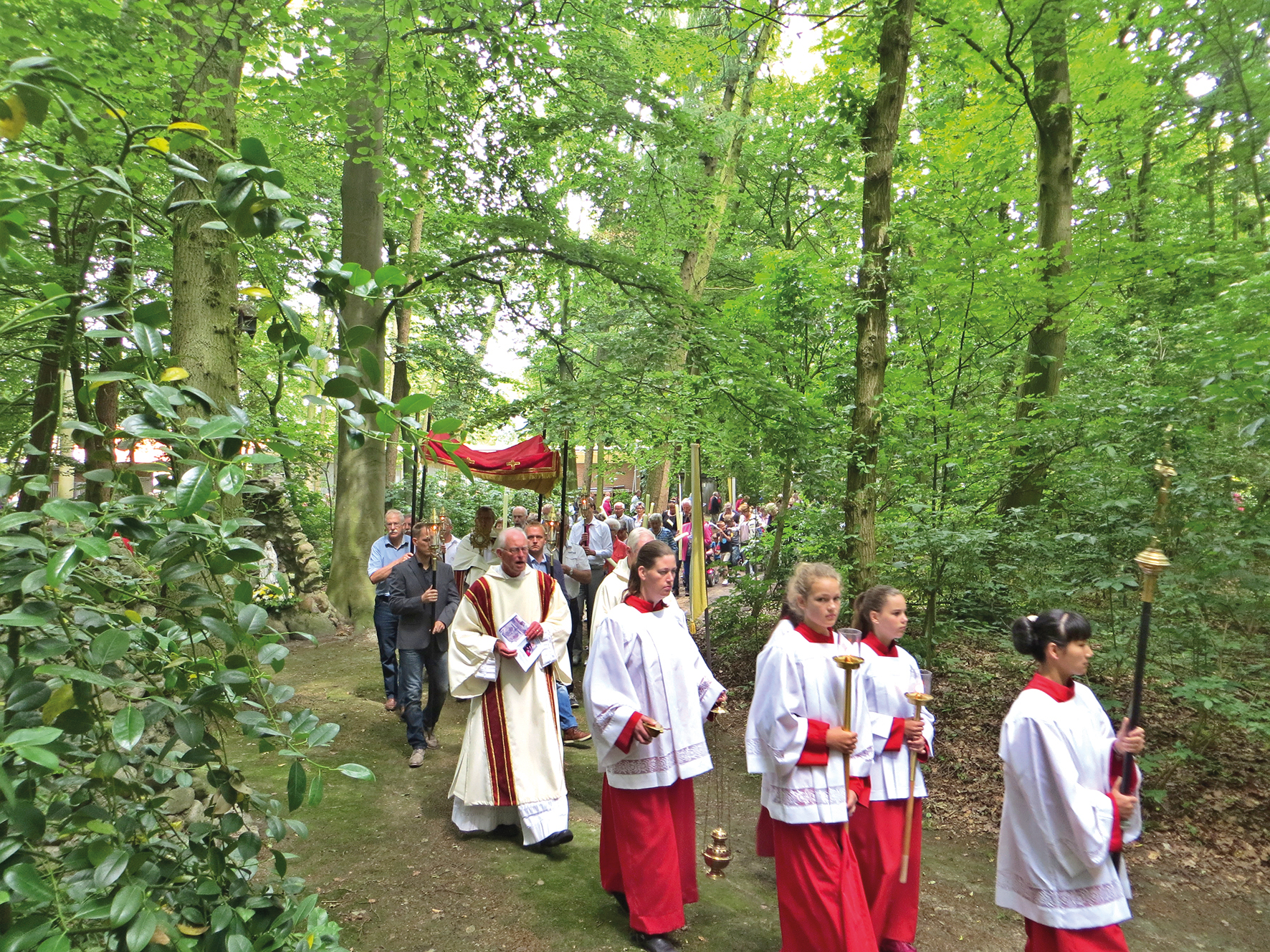 Barger Oosterveld (Emmen): na de viering wordt de sacramentsprocessie gehouden. De aanwezigen lopen o.a. langs de kruiswegstaties in het processiepark.